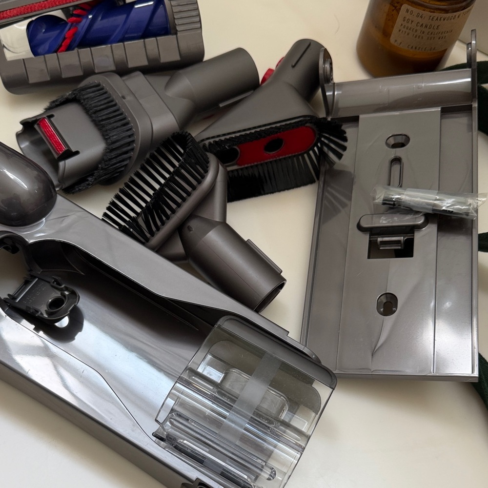Dyson v8 extras - Picture 3 of 3